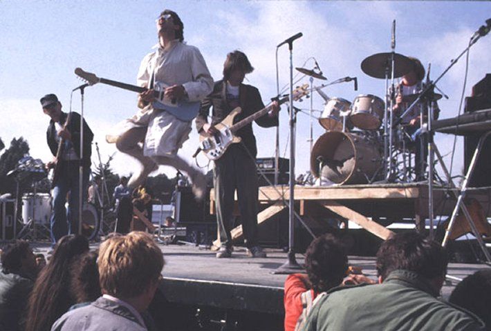 File:SnakefingerLive.jpg