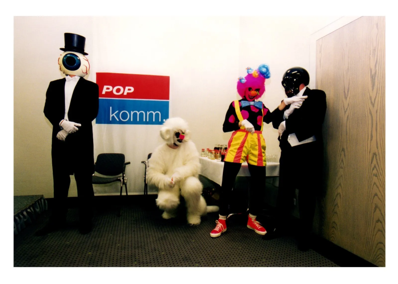 File:PoppKomm Backstage.png