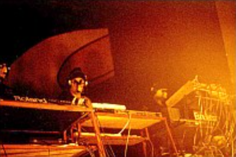 File:Moleshow-hannover-rez-on-stage.png